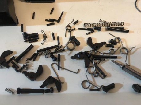 Tengo piecerio vario que ya no voy a dar uso de una llama M82 pasadores,muelles,rampones, agujas, martillo,uña 02