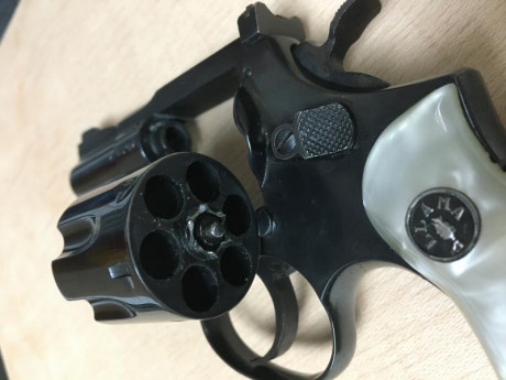 Vendo revolver LLAMA de 2" en muy buen estado, es del calibre 32. Es un arma para defensa, que quiere 01