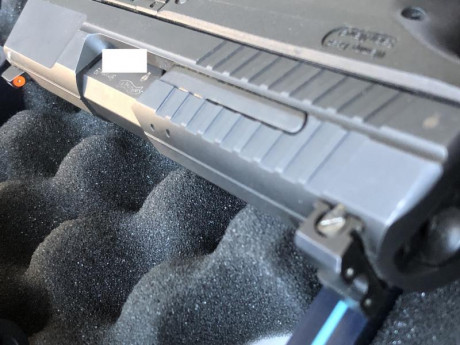 a todos,

Vendo mi Walther P99c AS compacta. Es de las pocas pistolas de servicio con striker y DA/SA: 01