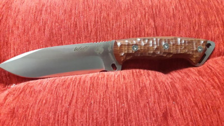 Vendo cuchillo j&v wolf . Cachas cocobolo con separadores rojos , el cuchillo está impecable y tiene 02