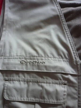 Chaleco de aventura multibolsillos Quechua, talla XL y color beige (arena), sin usar, y pantalon corto 00