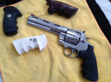 Vendo revólver Colt Anaconda, 44 magnum, 6 pulgadas. Guiado en A. Con el arma entrego  funda de cuero, 01
