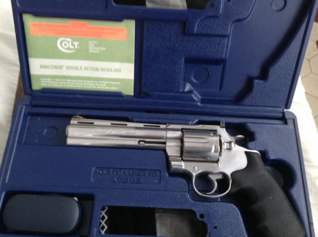 Vendo revólver Colt Anaconda, 44 magnum, 6 pulgadas. Guiado en A. Con el arma entrego  funda de cuero, 00