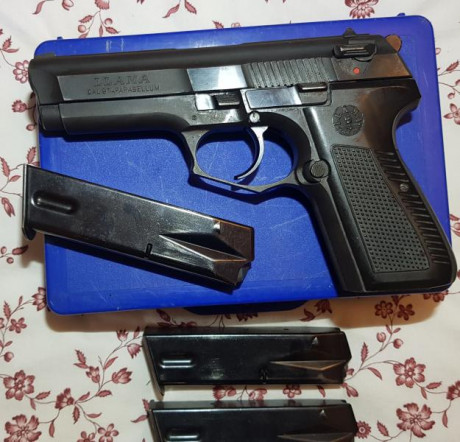 Se vende pistola Llama, modelo M-82, calibre 9 mm parabellum,  con tres cargadores y caja .
 Precio 80 02