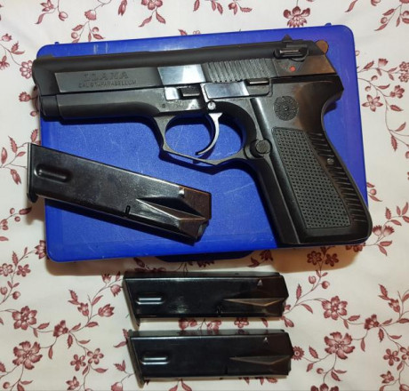 Se vende pistola Llama, modelo M-82, calibre 9 mm parabellum,  con tres cargadores y caja .
 Precio 80 00