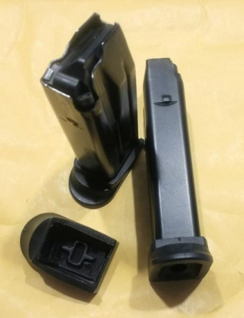 Se vende lote dos cargadores originales de HK USP Compact y una tapa más dos.
60 euros más portes si los 02