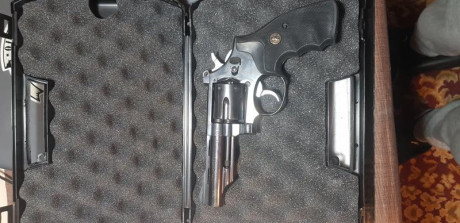 Revolver Martial cal. 38 4" en buen estado con cachas de goma y madera ,estuche.
200€ 02