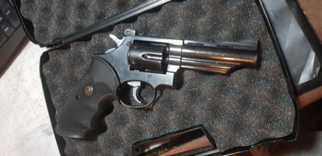 Revolver Martial cal. 38 4" en buen estado con cachas de goma y madera ,estuche.
200€ 01