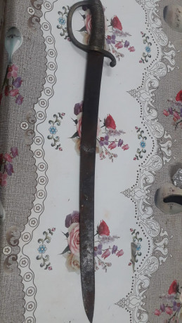 Buenas tardes compañeros, un amigo ha encontrado este sable del que no sabe la procedencia, en la hoja 02
