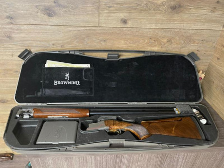 Muy buenas !! Un amigo vende una escopeta Browning B725 sporter con culata regulable , la escopeta esta 02