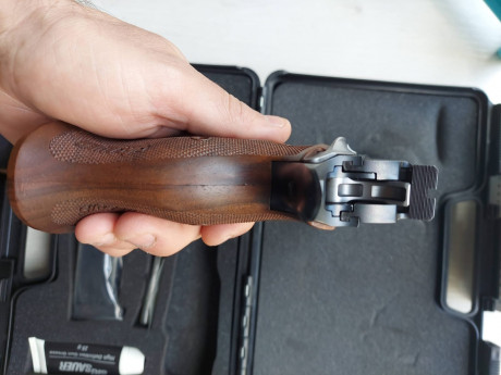 Un compañero del club vende esta Sig Sauer P210 con cañon de 6”. Funciona perfectamente y agrupa que da 12