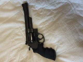 Vendo revolver SW modelo 29, cañón de 6", calibre 44 magnum, guiado en F, está en Madrid, en perfecto 00