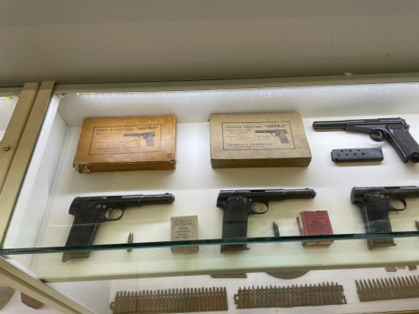 Busco caja para completar vitrina armas cortas guerra civil 
Se que es dificil Pero compro o cambio 00