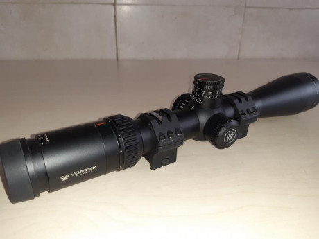 Se vende visor Vortex viper hs 4-16x44, en buen estado con anillas warne tactical, tiene una pequeña marca 01