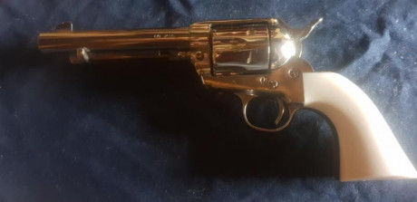 Pues eso, vendo COLT 1873 PIETTA 45 LC en libro de coleccionista. Impresionante, niquelado y cachas blancas 00
