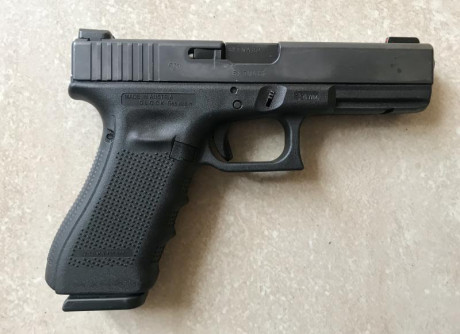 Vendo Glock 17 4 Gen. cal. 9pb, lleva alza y punto de mira de fibra óptica y retenida de corredera sobredimensionada. 00
