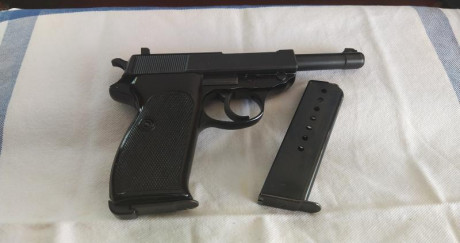 Se vende Walther P-38  P1, en perfecto estado, con dos cargadores, cachas y punto de mira de repuesto. 02
