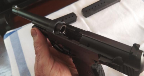 Se vende Walther P-38  P1, en perfecto estado, con dos cargadores, cachas y punto de mira de repuesto. 01