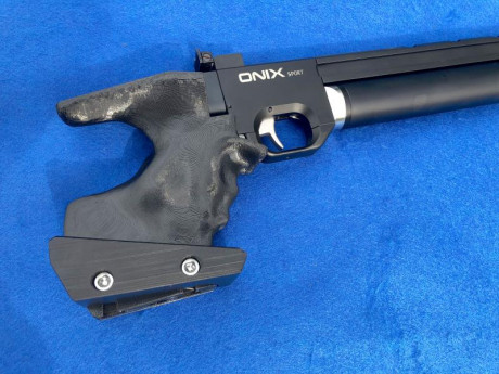 Hola:
He diseñado una empuñadura anatómica para la Onix Sport.
Es una empuñadura talla M, diseñada e impresa 01