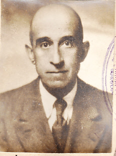  EN RECUERDO Y HOMENAJE A LOS QUE YA NO ESTÁN. 

Si pones en  GOOGLE    PASAPORTES EN LA MEMORIA   da 11