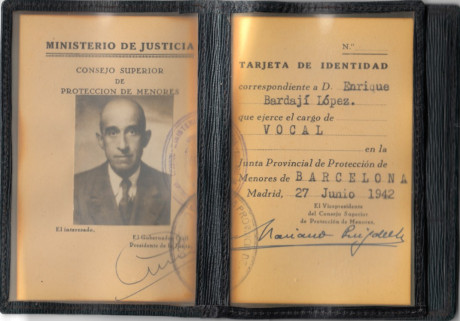  EN RECUERDO Y HOMENAJE A LOS QUE YA NO ESTÁN. 

Si pones en  GOOGLE   PASAPORTES EN LA MEMORIA  da igual 10