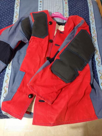 Hola vendo chaqueta de tiro en buen estado es una 48-50 
la vendo por que me esta pequeña  70€ envio incluido 02