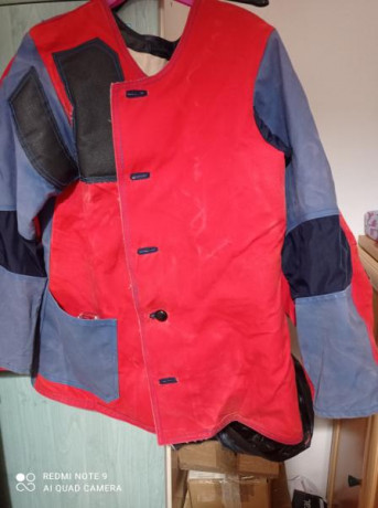 Hola vendo chaqueta de tiro en buen estado es una 48-50 
la vendo por que me esta pequeña  70€ envio incluido 00