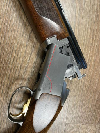 Muy buenas !! Un amigo vende una escopeta Browning B725 sporter con culata regulable , la escopeta esta 40