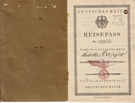  EN RECUERDO Y HOMENAJE A LOS QUE YA NO ESTÁN. 

Si pones en  GOOGLE    PASAPORTES EN LA MEMORIA   da 20