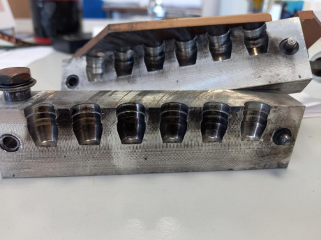 Vendo turquesa con poco uso.  Marca LEE 6 cavidades calibre 401 y 175gr de peso nominal, con lyman nº2 01