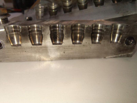 Vendo turquesa con poco uso.  Marca LEE 6 cavidades calibre 401 y 175gr de peso nominal, con lyman nº2 00