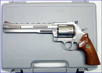 Pues al hilo de un compañero que pide que le ayuden a elegir un revolver y mi afición por ellos, se me 140