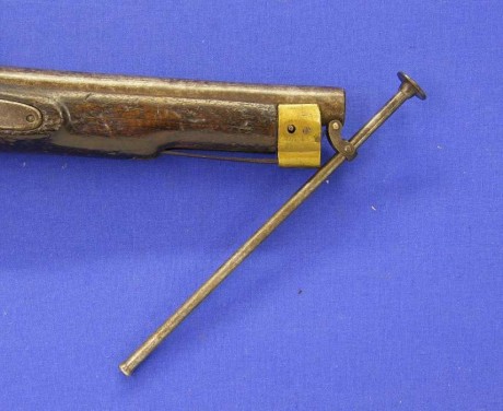 Voy a colocar unas fotos de un arma larga alemana de llave de mecha del siglo XVI. 121