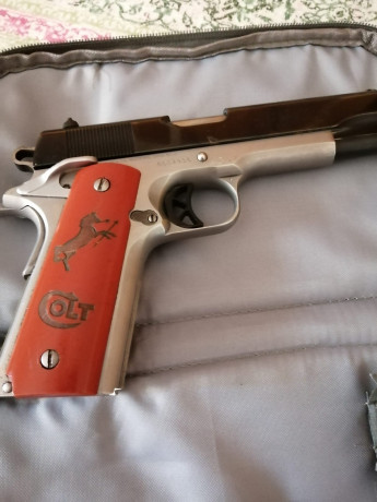Un amigo vende una fantastica pistola Colt del calibre 45 ACP y una Walther P99 del calibre 9mm. parabelum 00