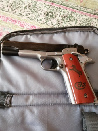 Un amigo vende una fantastica pistola Colt del calibre 45 ACP y una Walther P99 del calibre 9mm. parabelum 10