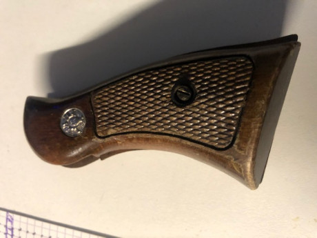 Estoy buscando unas cachas para un llama Comanche II 38 special 
 O bien alguna que se pueda adaptar ? 150