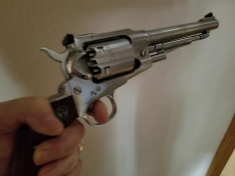 Pues eso que vendo la maravilla de Ruger Old Army, en acero inoxidable, calibre 44, guiado en AE, se encuentra 00