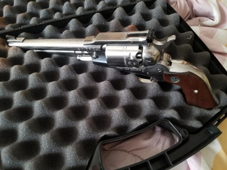 Pues eso que vendo la maravilla de Ruger Old Army, en acero inoxidable, calibre 44, guiado en AE, se encuentra 10