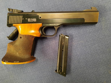 Hola a todos. 
Vendo pistola Smith & Wesson modelo 41 calibre 22 LR.
Con empuñadura anatómica y dos 01