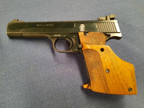 Hola a todos. 
Vendo pistola Smith & Wesson modelo 41 calibre 22 LR.
Con empuñadura anatómica y dos 00