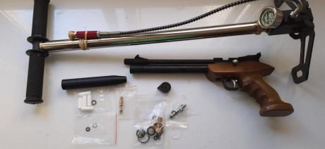 Vendo pistola de aire además de la bomba y de un cargador de 9 tiros mas los accesorios de la bomba que 00