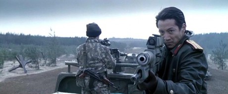 Compañeros,

En vista de las ganas de algunos (Elcafe, Wilcow, Vrakk, etc) por adivinar armas de películas 90