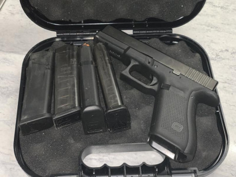 Vendo Glock 17, Gen 5, 4 cargadores, miras originales y de fibra Hiviz, se puede ver en córdoba, 500€ 00