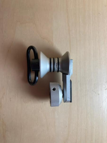 Les ofrezco este tope de mano inclinable con freno independiente y su anclaje de correa. Carril 11 mm.
Salu2 01