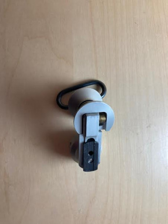 Les ofrezco este tope de mano inclinable con freno independiente y su anclaje de correa. Carril 11 mm.
Salu2 00