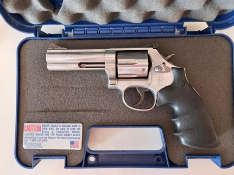 Buenas tardes,

Vendo revolver Smith and Wesson 686 357 magnum acero inox. 4 pulgadas.
Precioso súper 02