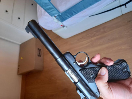 Buenas tardes,

Vendo esta preciosa Ruger Mark II muy cuidada con dos cargadores, regalo maletin aluminio 02