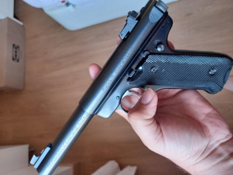 Buenas tardes,

Vendo esta preciosa Ruger Mark II muy cuidada con dos cargadores, regalo maletin aluminio 01