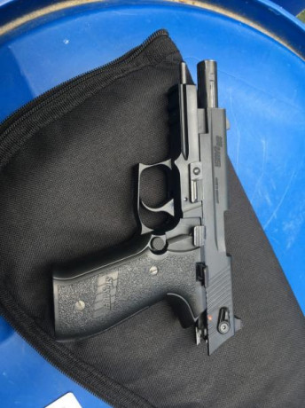 Un amigo me pide que le ayude a vender una Sig sauer Mosquito, cal .22 con un cargador. Incluye una caja 01