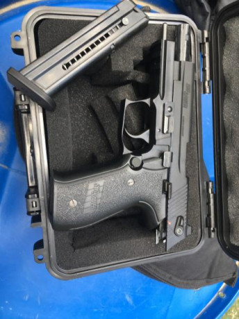 Un amigo me pide que le ayude a vender una Sig sauer Mosquito, cal .22 con un cargador. Incluye una caja 00